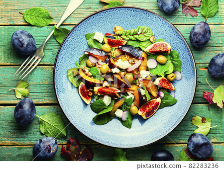 Fresh salad with plums and figs 82283236