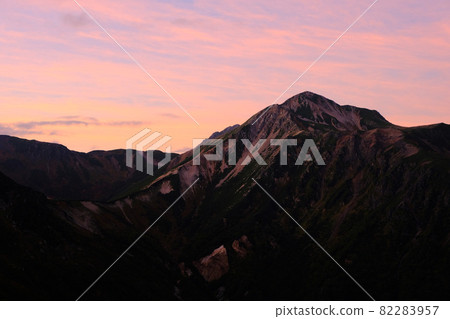 Mt. Washiba at dusk. Superb view of the Northern Alps. 82283957