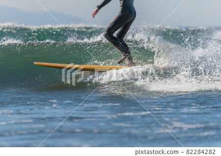 [Surfing in a spring storm with strong winds] 82284282