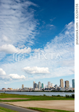 從淀川河岸看大阪辦公樓 從淀川河岸看大阪辦公樓 82284356
