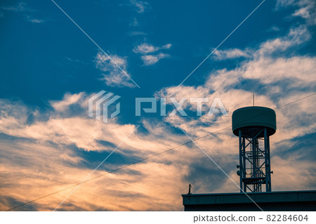 黃昏時住宅小區的水塔 黃昏時住宅小區的水塔 82284604