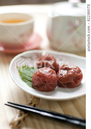 Umeboshi pickled in shiso 82286078