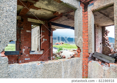 The ruins of Lenan Head fort at the north coast of County Donegal, Ireland. 82286918