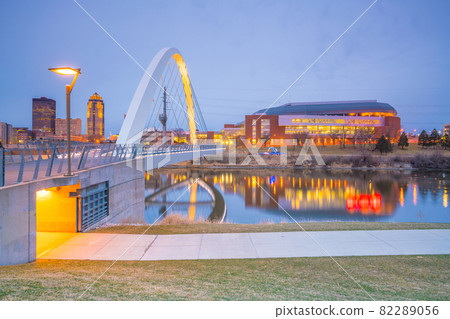 Des Moines Iowa skyline in USA 82289056