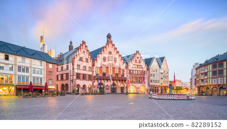 Old town square romerberg in downtown Frankfurt, Germany 82289152