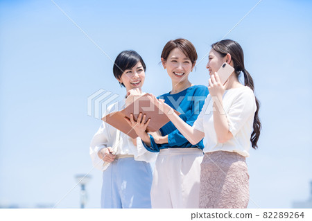 商務人士青空伴侶女性 82289264