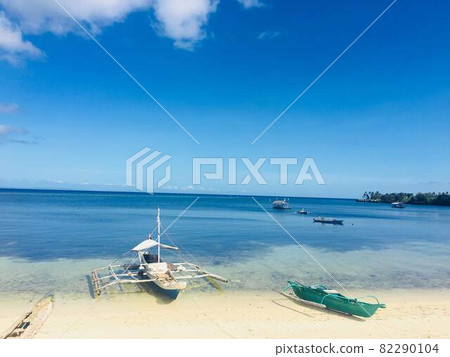 Bunker boat and Filipino sea Bunker boat and Filipino sea 82290104