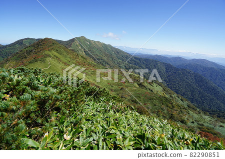從距離富士山山頂不遠的土岩支線附近看到的白砂山。 從距離富士山山頂不遠的土岩支線附近看到的白砂山。 82290851