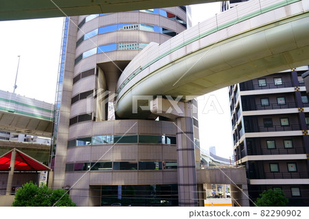 貫穿建築物的阪神高速公路(大阪市) 貫穿建築物的阪神高速公路(大阪市) 82290902