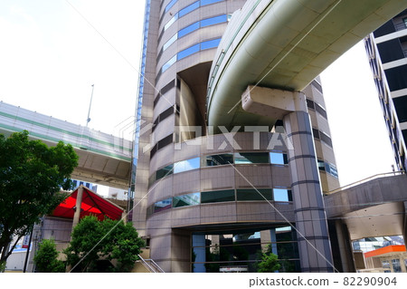 貫穿建築物的阪神高速公路（大阪市） 82290904