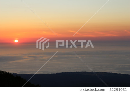 A sunset A sunset 82291081