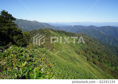 View the direction of Mt. Shirasuna from the mountain trail to Mt. Hachikenzan from the Doiwa branch on the mountain trail to Mt. Shirasuna 82291134
