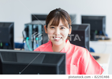 Medical image Medical worker inputting to a personal computer Photographing cooperation: Japanese language school attached to Chuo Institute of Technology 82291466