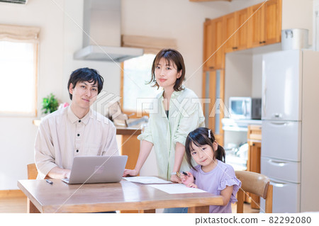 Teleworking couples and children Teleworking couples and children 82292080