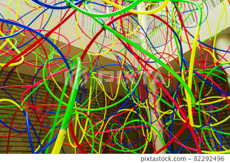 交織的五顏六色的棍子 82292496