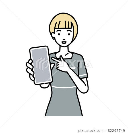 一位女美容院職員站著，指著她的智能手機 82292749