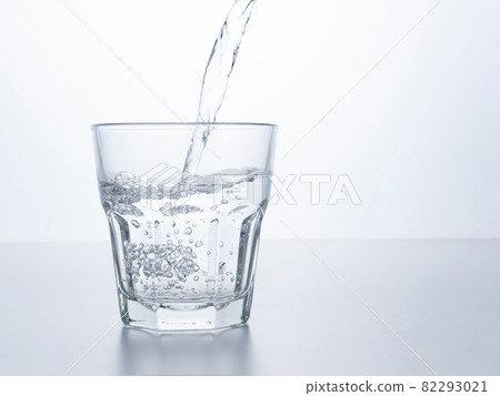 將水倒入玻璃杯中 將水倒入玻璃杯中 82293021