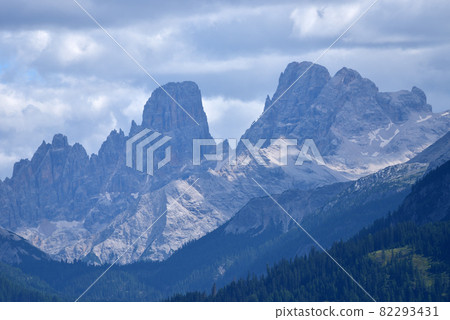 Mountain passages 82293431