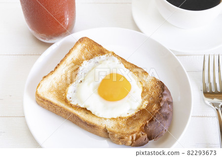 美味的煎蛋吐司、熱咖啡和番茄汁 82293673