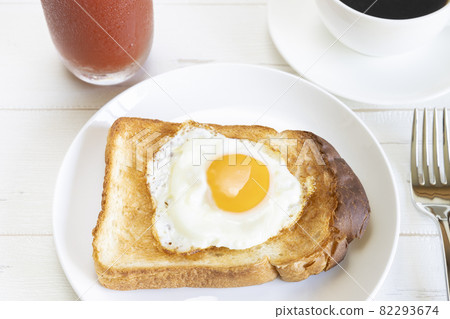 美味的煎蛋吐司、熱咖啡和番茄汁 美味的煎蛋吐司、熱咖啡和番茄汁 82293674