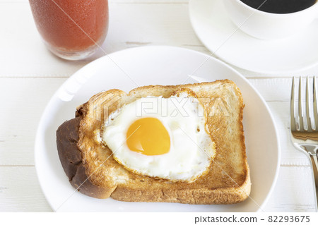 美味的煎蛋吐司、熱咖啡和番茄汁 美味的煎蛋吐司、熱咖啡和番茄汁 82293675