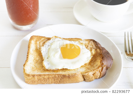 美味的煎蛋吐司、熱咖啡和番茄汁 美味的煎蛋吐司、熱咖啡和番茄汁 82293677