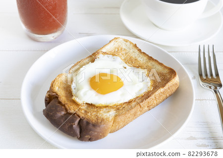 美味的煎蛋吐司、熱咖啡和番茄汁 82293678