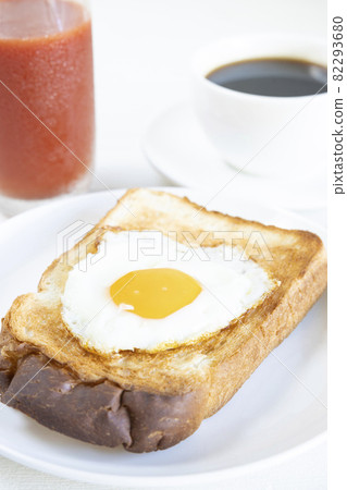 Delicious fried egg toast, hot coffee and tomato juice 82293680