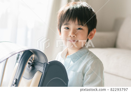 一個書包和一個男孩 82293797