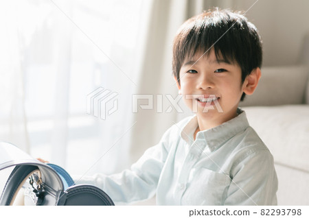 一個書包和一個男孩 82293798