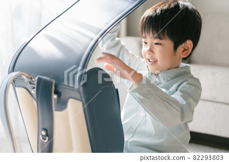 一個書包和一個男孩 82293803