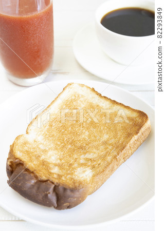 美味的吐司、熱咖啡和番茄汁 美味的吐司、熱咖啡和番茄汁 82293849