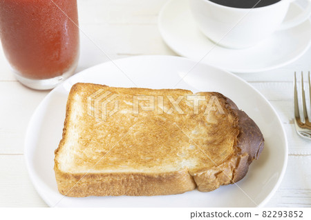 美味的吐司、熱咖啡和番茄汁 美味的吐司、熱咖啡和番茄汁 82293852