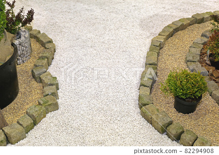 Garden Path 82294908