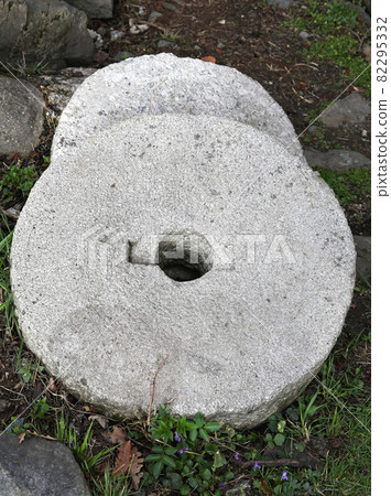 Grinding millstone Grinding millstone 82295332