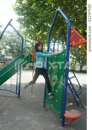 Healthy tall woman bouldering Healthy tall woman bouldering 82297500