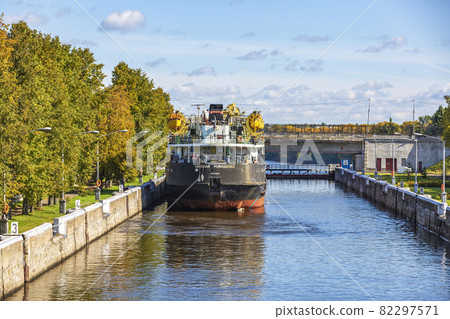 Old gateway on the Volga river near the city of Uglich, Russia 82297571