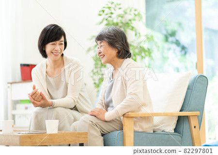 Parents and children who have a good conversation, mother-in-law, mother and child, senior women, two middle-aged women Parents and children who have a good conversation, mother-in-law, mother and child, senior women, two middle-aged women 82297801
