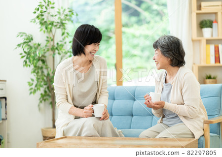 好好說話的父母和孩子,婆婆,母子,老年婦女,兩個中年婦女 好好說話的父母和孩子,婆婆,母子,老年婦女,兩個中年婦女 82297805