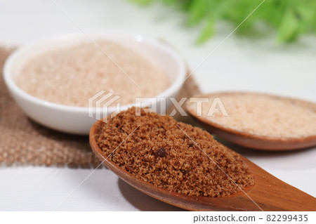 Brown sugar (muscovado sugar), sugar beet sugar, cherry sugar (unrefined or completely unrefined sugar containing minerals) 82299435