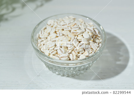 Oats (flattened barley): Healthy cereals that are eaten in Japan. Rich in dietary fiber. 82299544