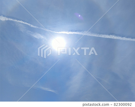 The sun and the airplane cloud The sun and the airplane cloud 82300092