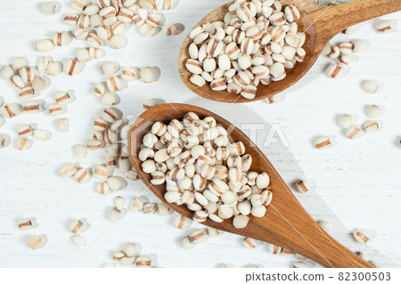 Coix lacryma-jobi var. Ma-yuen (scientific name: Coix lacryma-jobi var. Ma-yuen), a type of grain Coix lacryma-jobi var. Ma-yuen (scientific name: Coix lacryma-jobi var. Ma-yuen), a type of grain 82300503