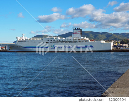 Shin Nihonkai Ferry "Lavender" at Otaru Port 82300604