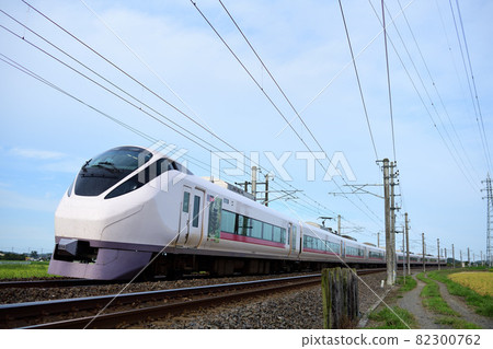 常磐線E675系列特快列車在彎道上行駛 82300762