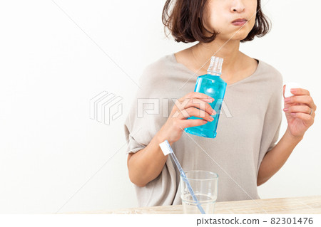 使用漱口水的中年婦女 82301476