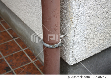 Cracked house exterior walls and gutters Cracked house exterior walls and gutters 82302470