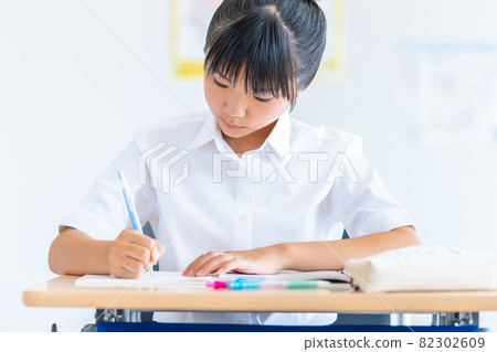 Junior high school students studying at a cram school Photographing cooperation: Japanese language school attached to Chuo Institute of Technology Junior high school students studying at a cram school Photographing cooperation: Japanese language school attached to Chuo Institute of Technology 82302609