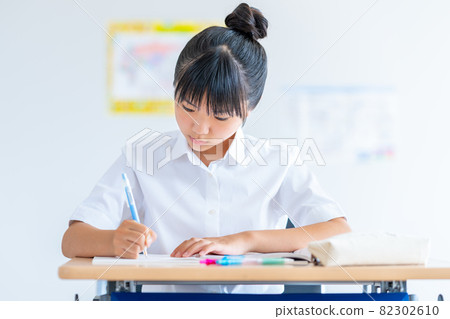 Junior high school students studying at a cram school Photographing cooperation: Japanese language school attached to Chuo Institute of Technology Junior high school students studying at a cram school Photographing cooperation: Japanese language school attached to Chuo Institute of Technology 82302610