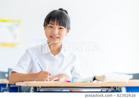 Junior high school students studying at a cram school Photographing cooperation: Japanese language school attached to Chuo Institute of Technology Junior high school students studying at a cram school Photographing cooperation: Japanese language school attached to Chuo Institute of Technology 82302616